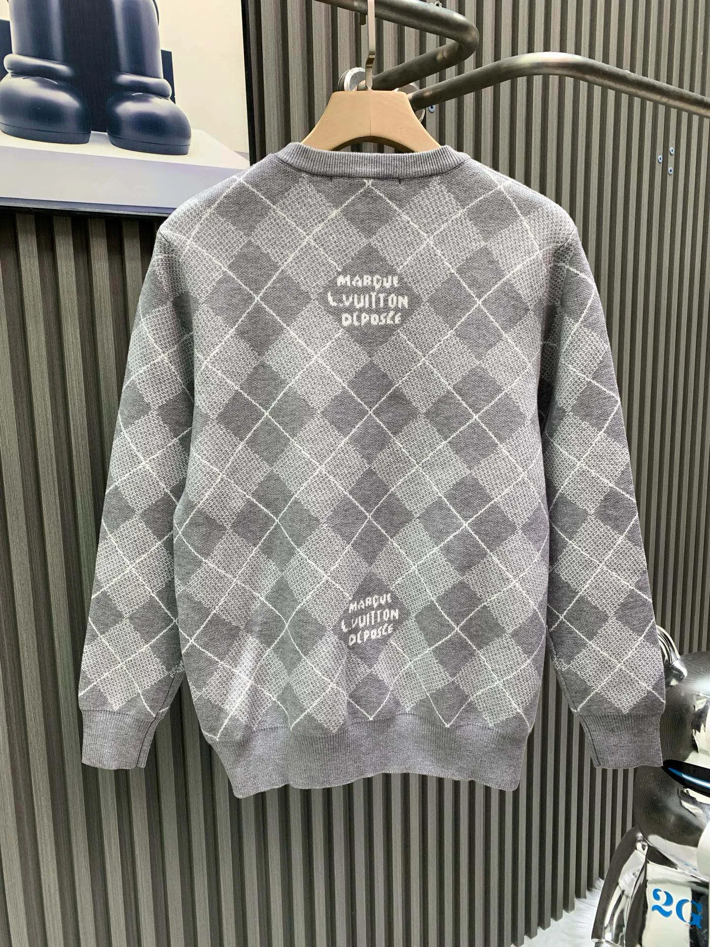 🅿️380 🀄️ Louis Vuitton Louis Vuitton 25*1v diamond plaid cashmere sweater 𝟮5 new autumn and winter products, a must-have~ Love the college style diamond pattern design. Each item is a hot item this year. Made of wool blended fabrics, dyed and custom-woven dyed yarn, multi-sand mouth intarsia technology, Japan Shima Seiki 36 yarn mouth intarsia machine, reverse thread machine knotting Then it is trimmed by hand. It will never come off. It uses half more material than the vest style. The dropped shoulder design adds a lot of relaxation. It will definitely kill all the same type of diamond sweaters~